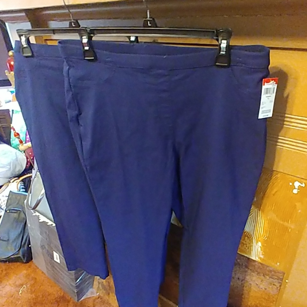 Woman's New Large Capri..long Pant stretch tags